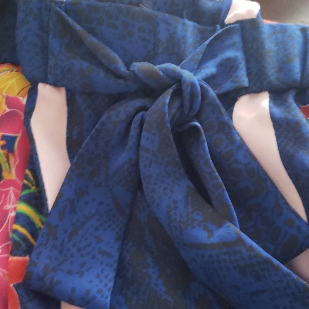 BCBGMAXAZRIA Vance V-Neck Blue Floral Romper - Picture 7 of 8
